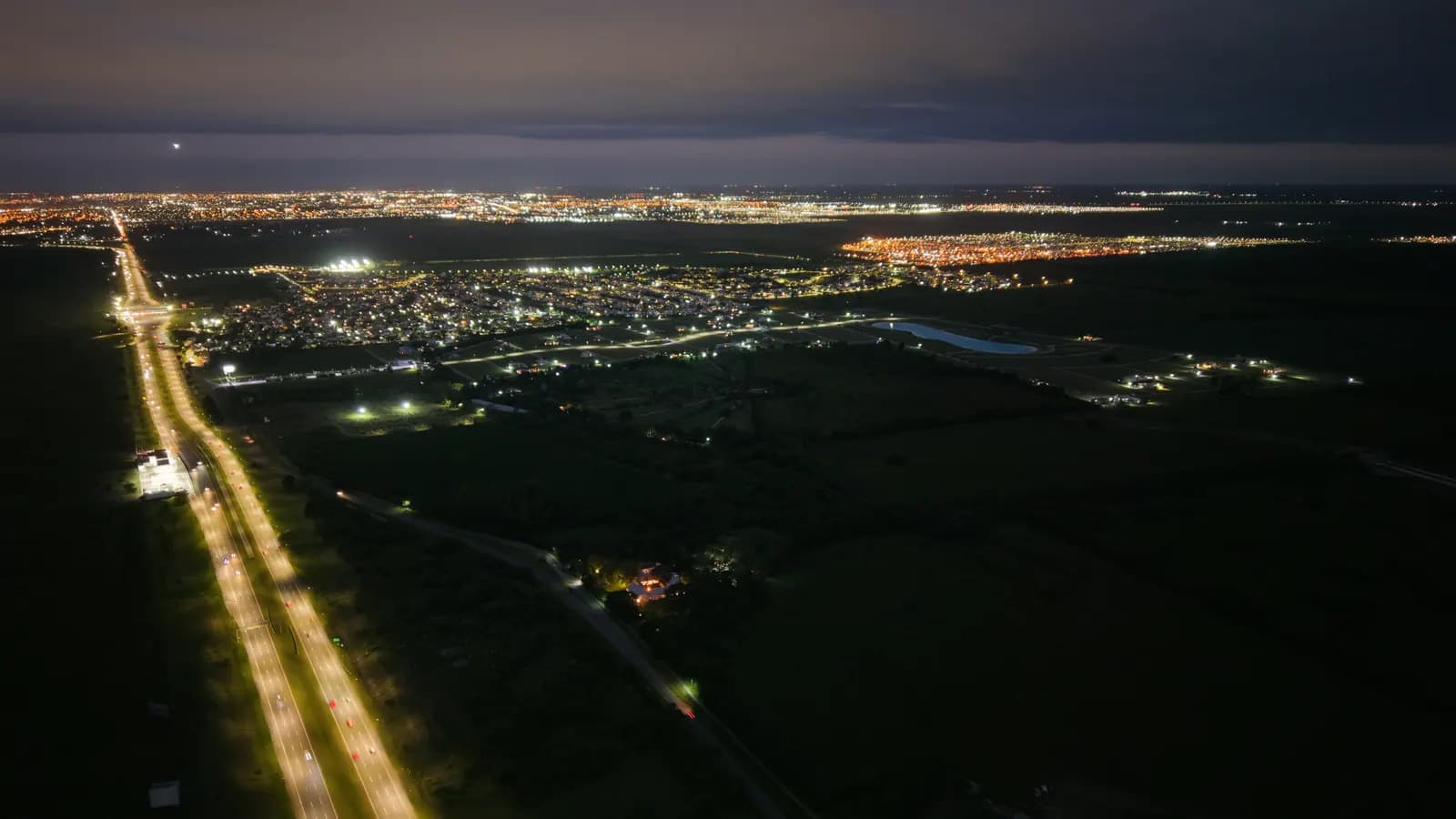 Autopista nocturna vista desde drone