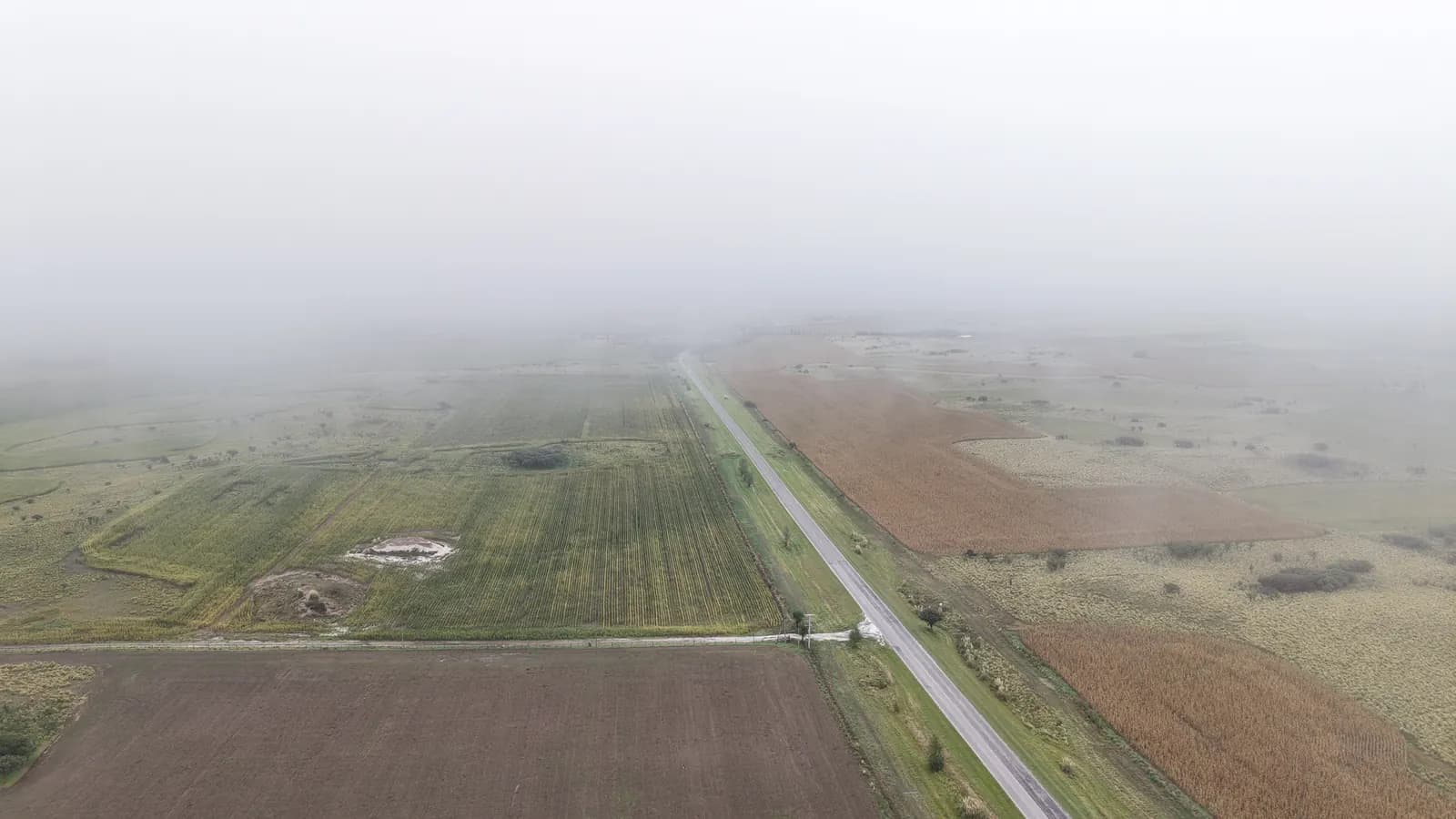 Vuelo entre nubes sobre campo