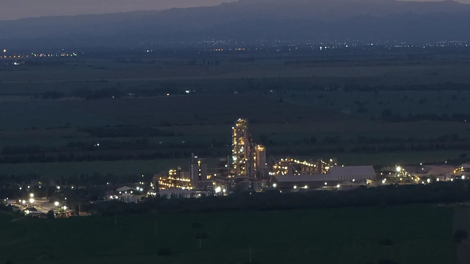 Fábrica filmada de noche con drone
